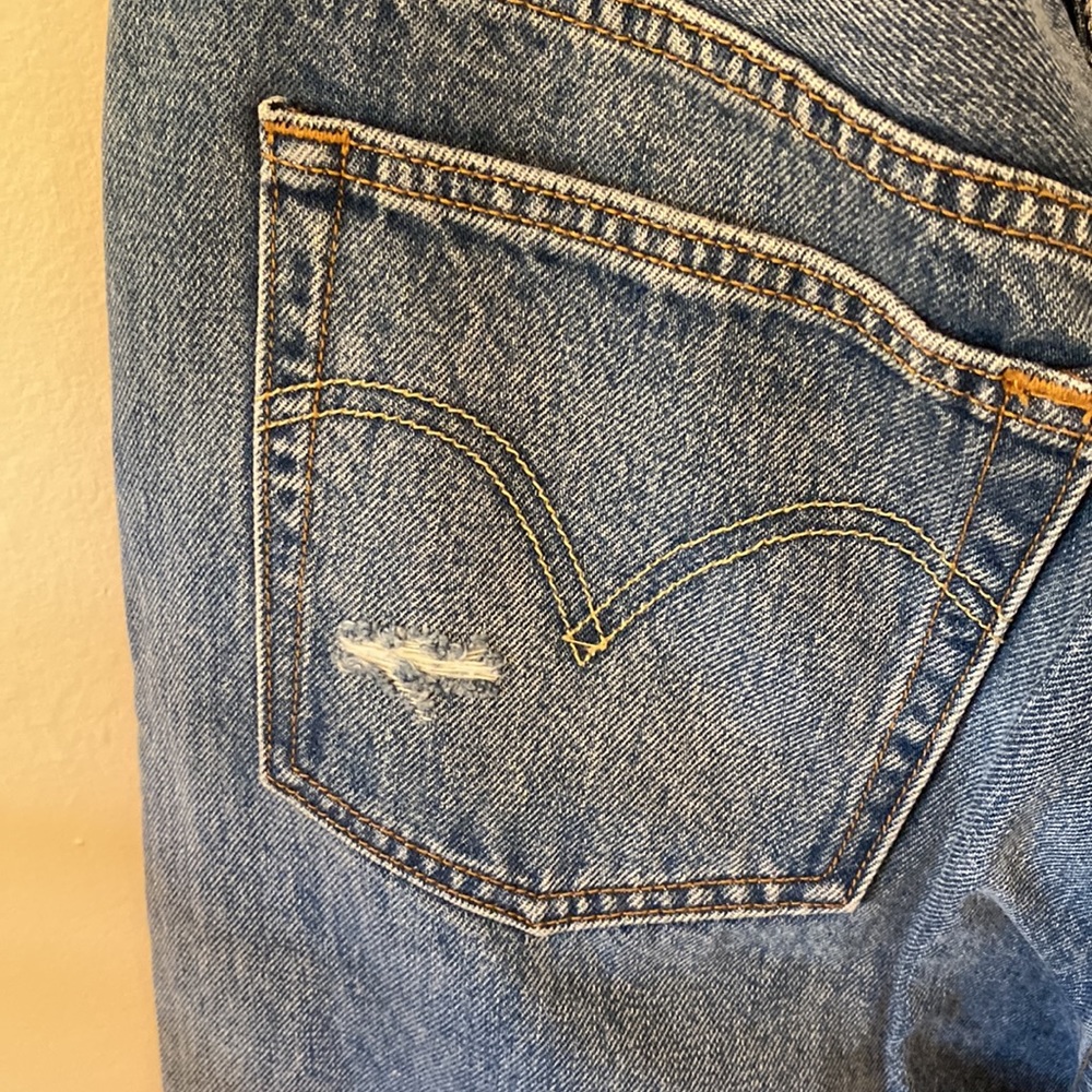 Levis distressed jeans - size 32 never worn - Picture 4 of 8